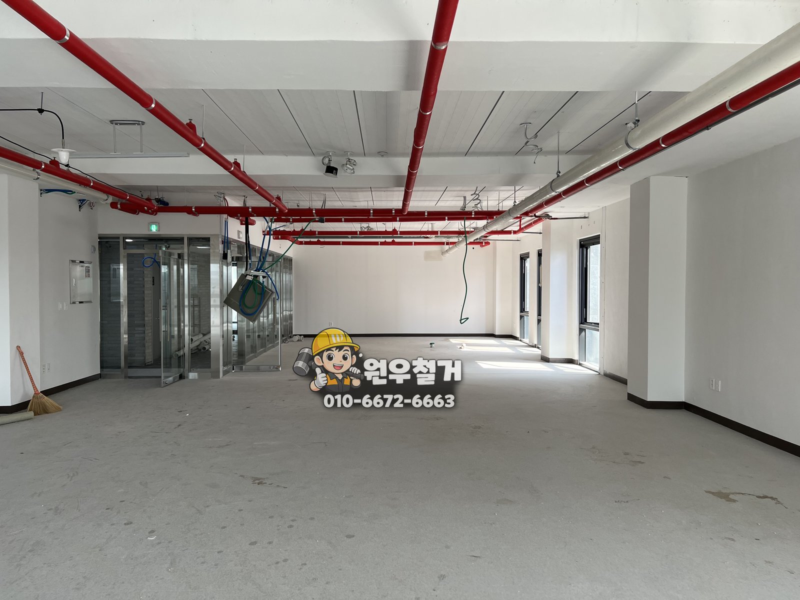 수원 남문 사무실 가벽 철거 후 트인 공간