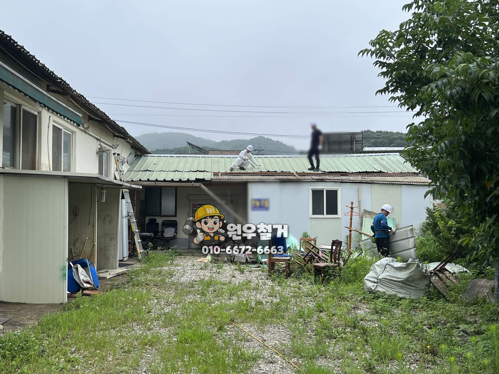 천안 공장 슬레이트 지붕 위 해체 작업