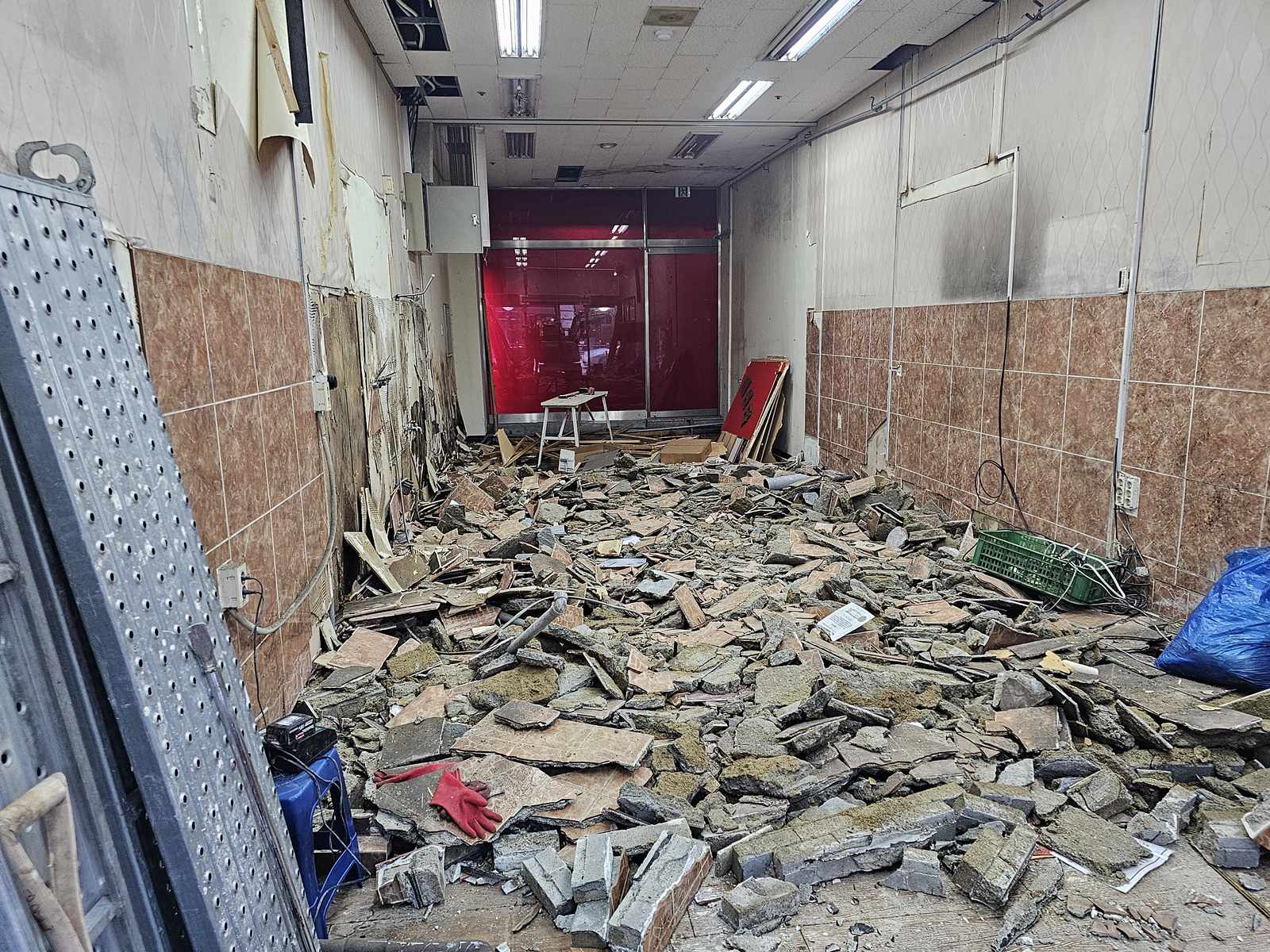 화성시 반송동 정육점 바닥과 타일 철거 잔재