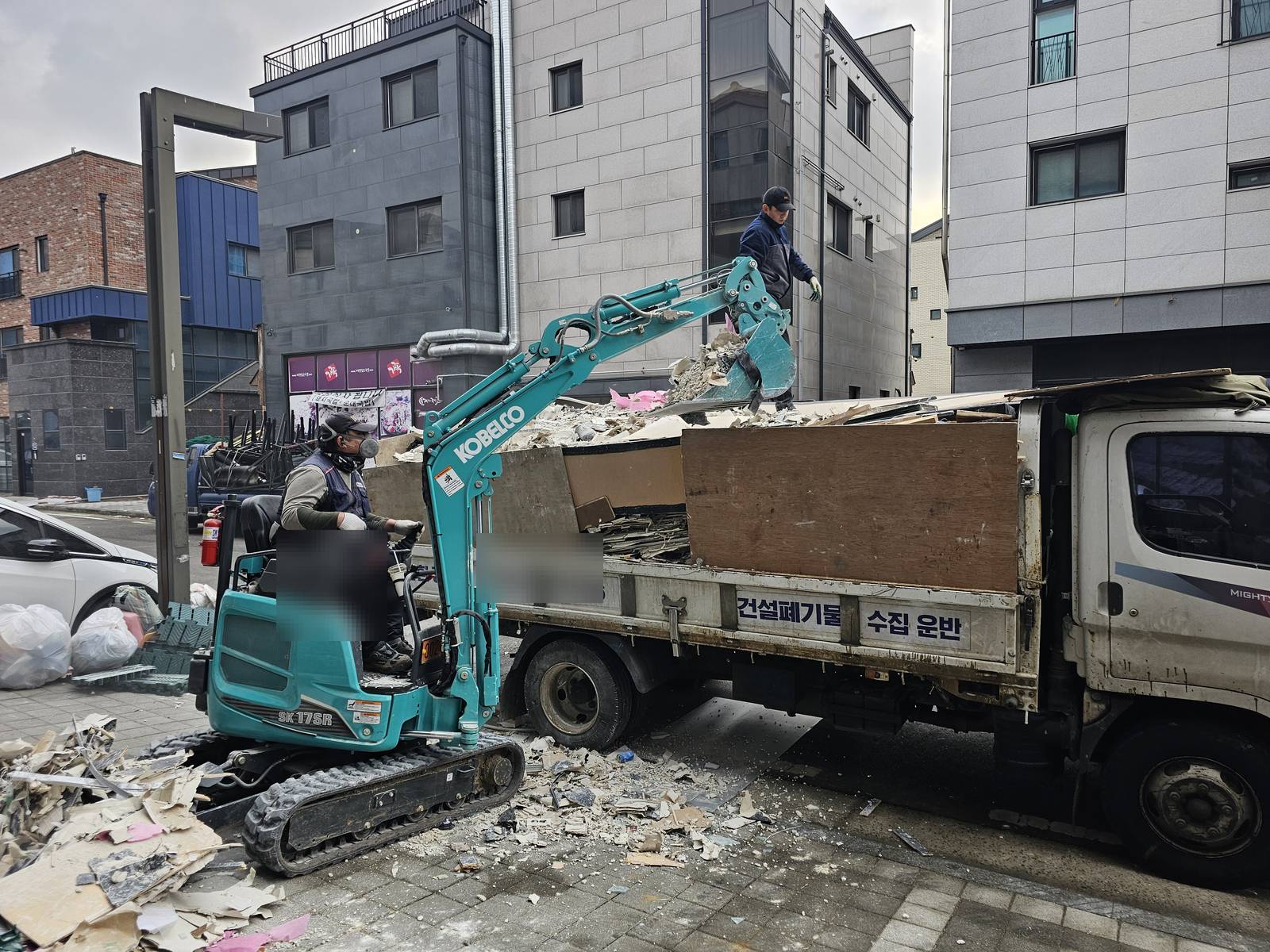 화성시 오산동 고깃집 철거 잔재 굴착기 상차