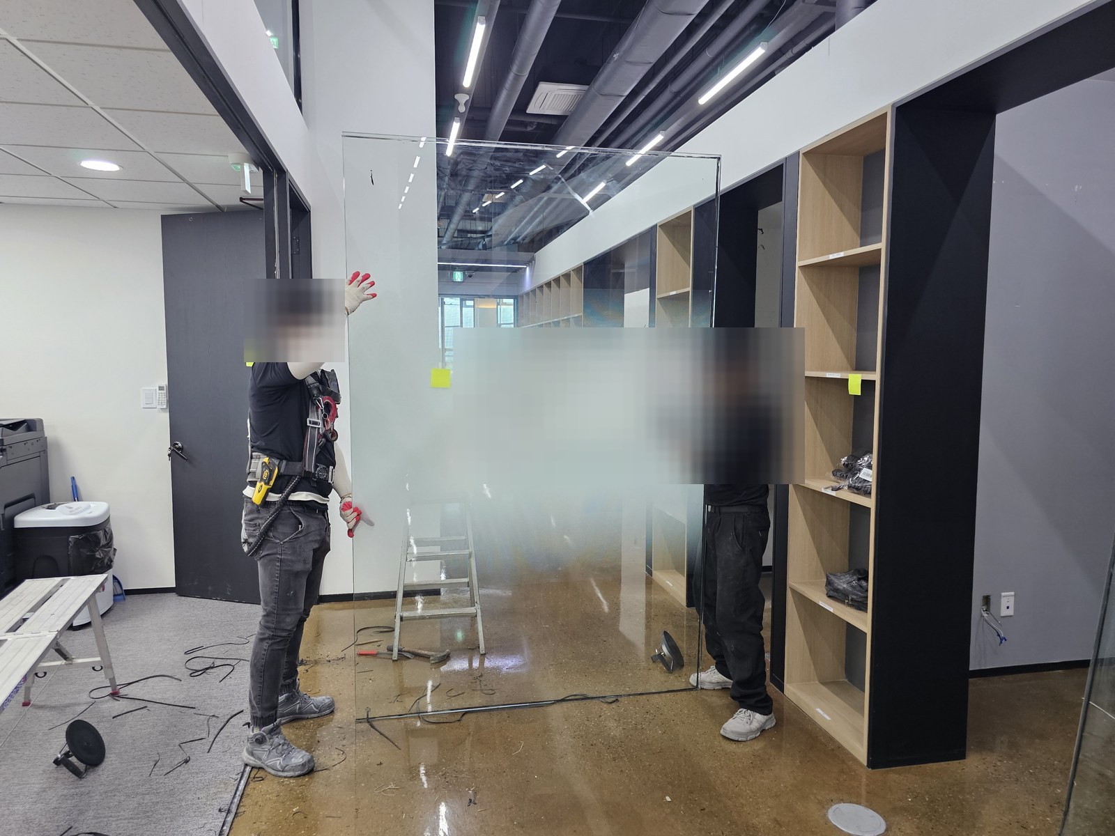 수원시 호매실동 지식산업센터 부분 철거 · 강화유리 칸막이 떼어 내는 중