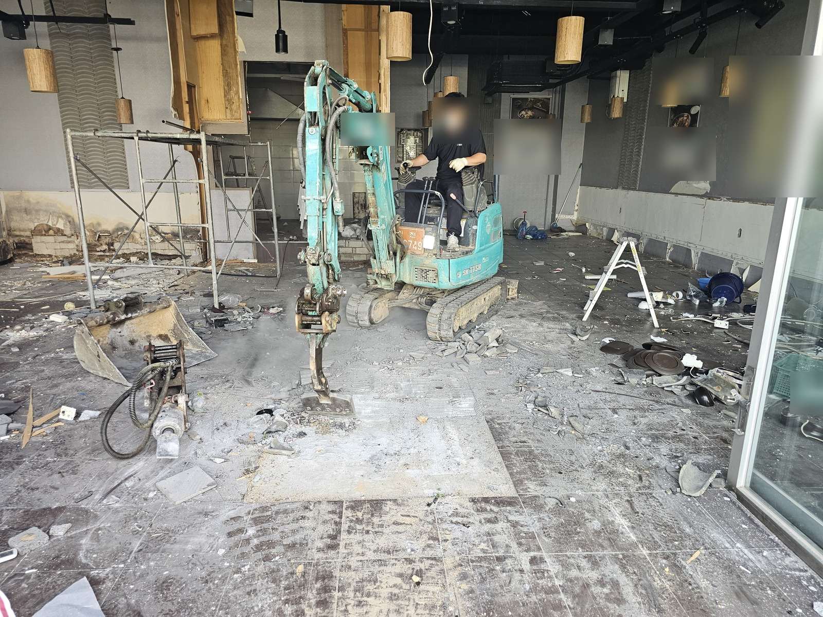 수원 매탄동 순대국 매장 바닥 굴착기 철거