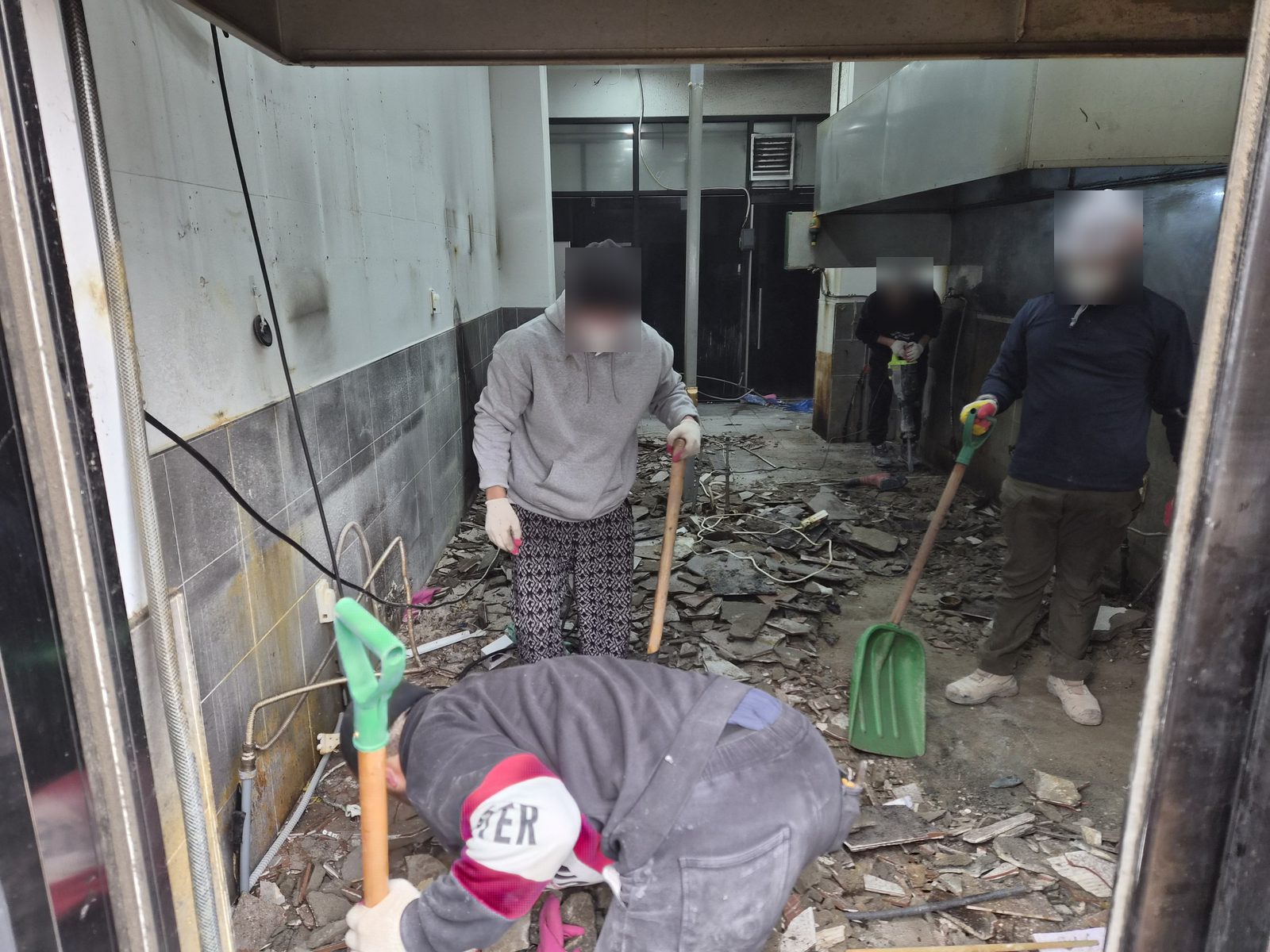 평택시 동삭동 중국집 폐업 철거·원상복구 · 주방 바닥 타일을 걷어내는 작업