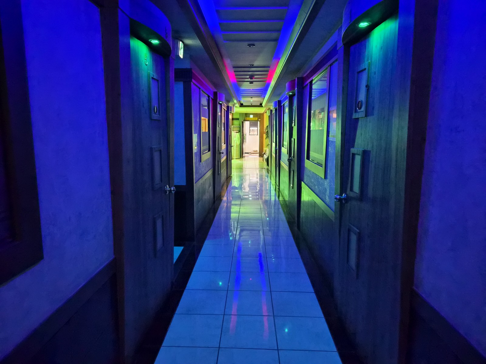 화성시 진안동 노래방 철거 전 룸 복도