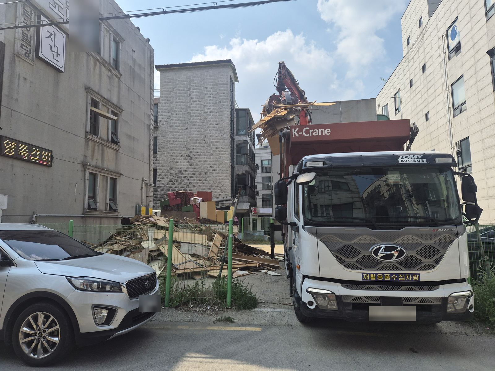 화성시 진안동 노래방 폐업 철거 · 크레인 차량으로 폐기물 상차