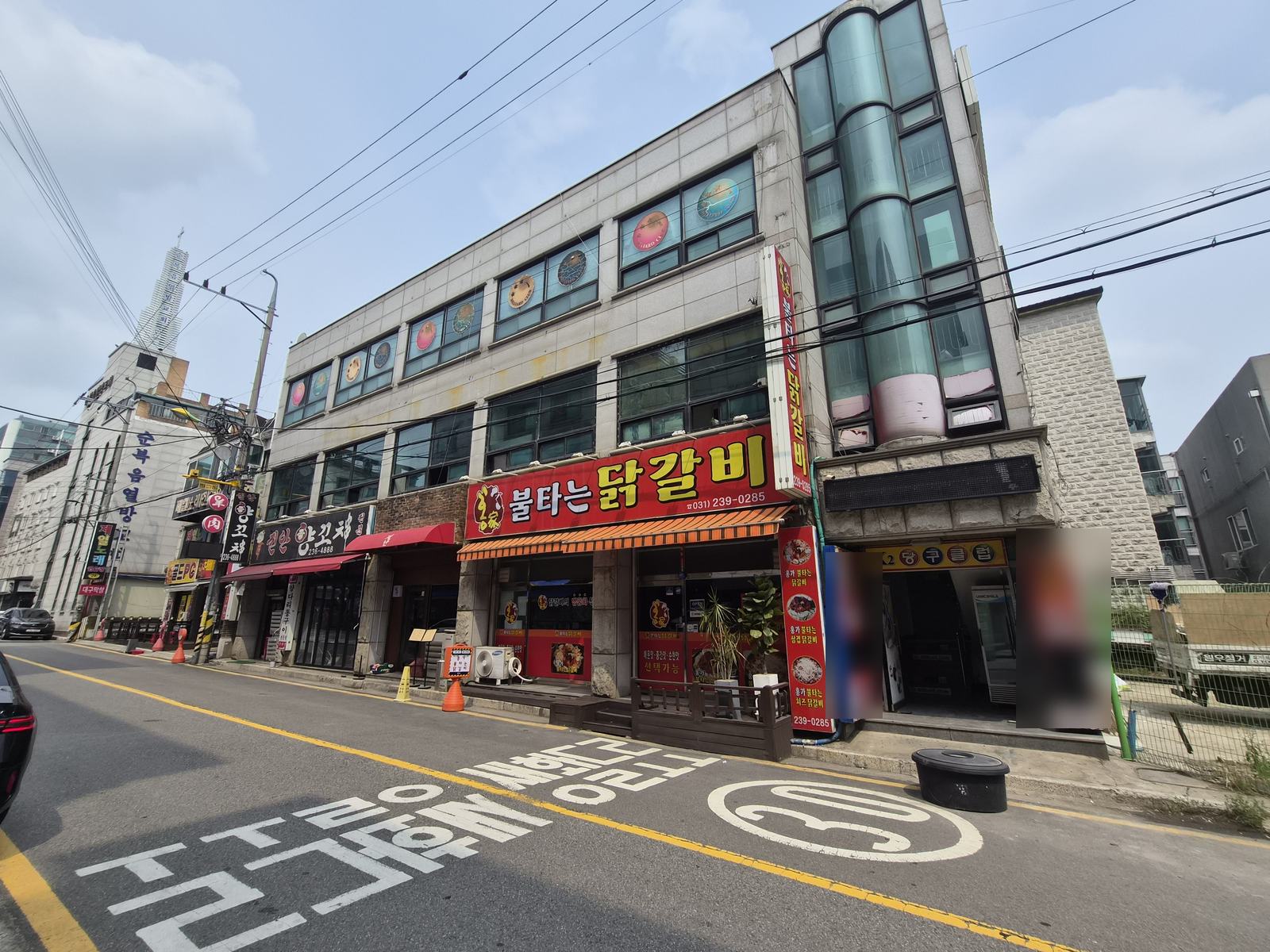 화성시 진안동 노래방 폐업 철거 · 창문 시트지를 뗀 뒤 건물 외관