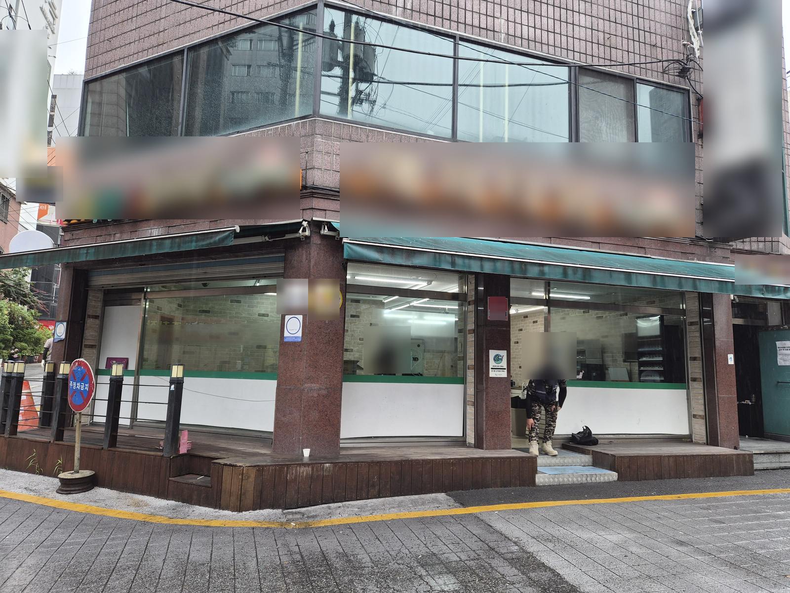 수원역 인근 마트 철거 전 모퉁이 건물 외관