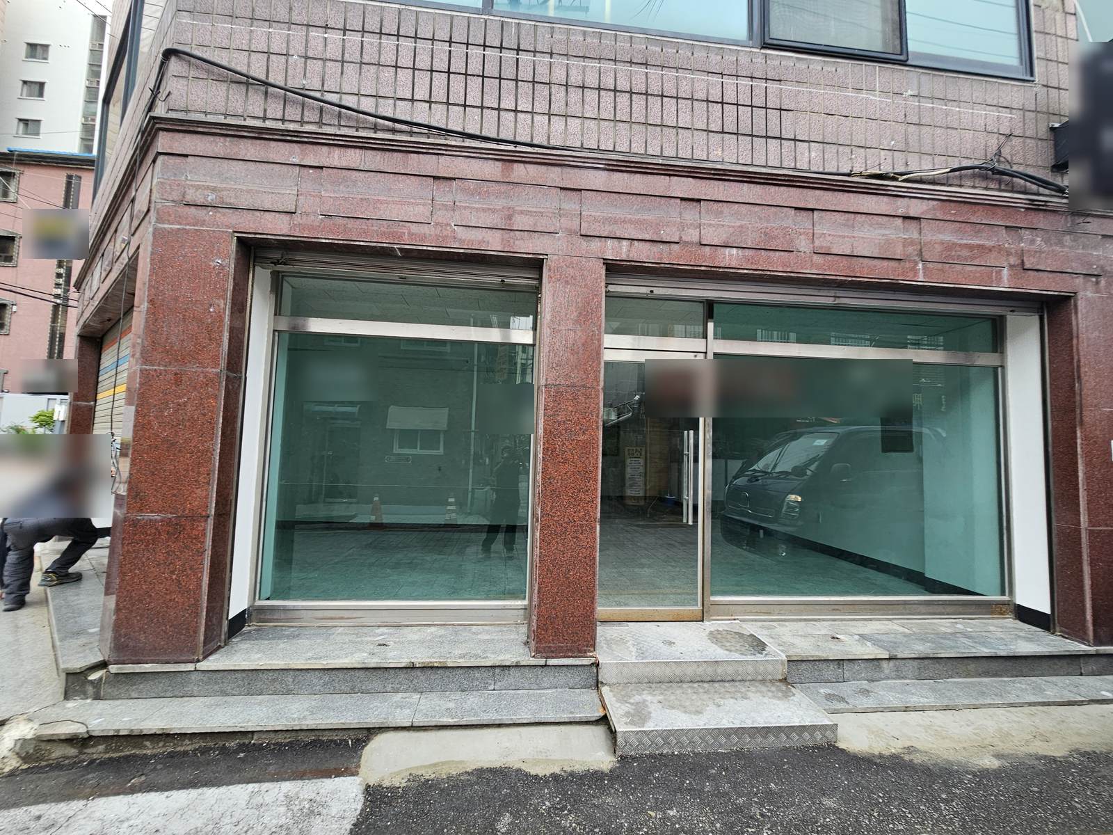 수원시 마트 철거 후 비워진 매장 유리 전면
