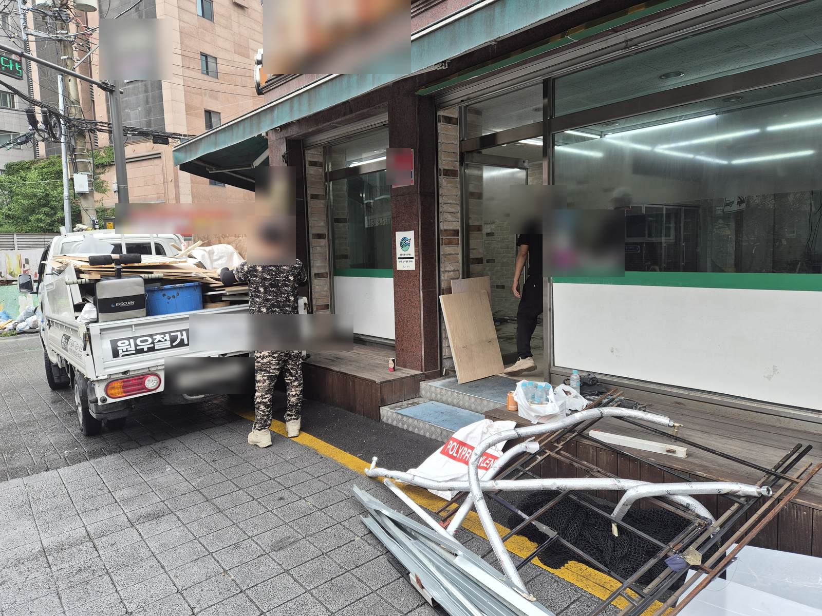 수원시 마트 앞 트럭에 철거 자재를 싣는 중