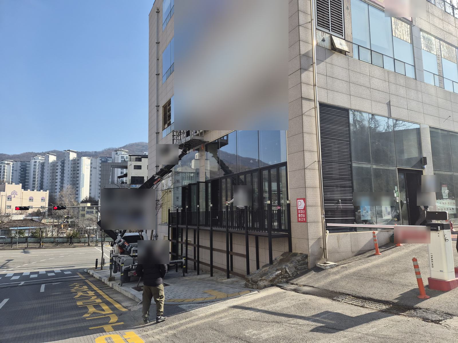 남양주시 호평동 카페 건물 외부 철거 작업 중