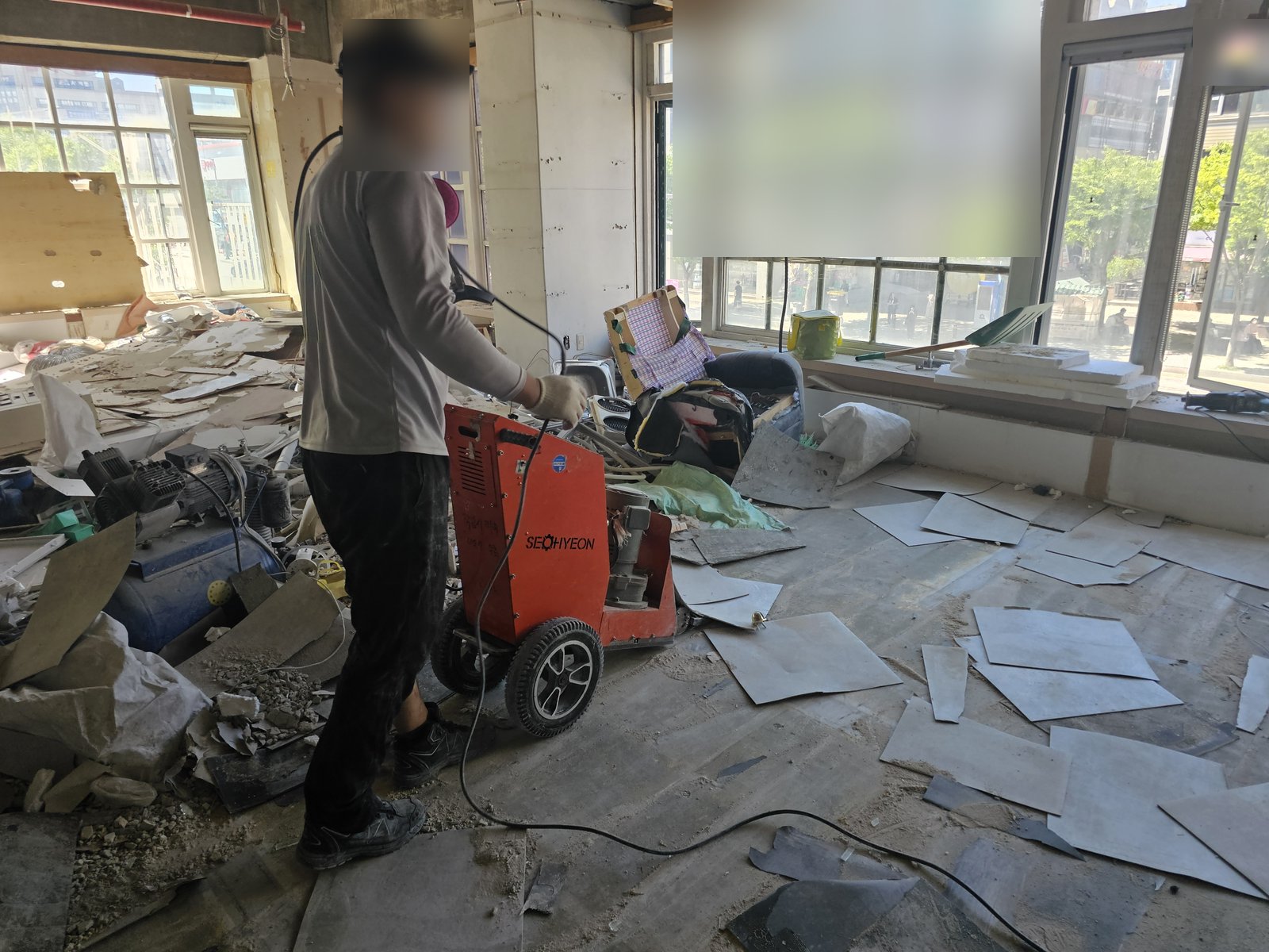 안산시 고잔동 치과 인테리어 철거 · 바닥 데코타일을 장비로 걷어 내는 작업