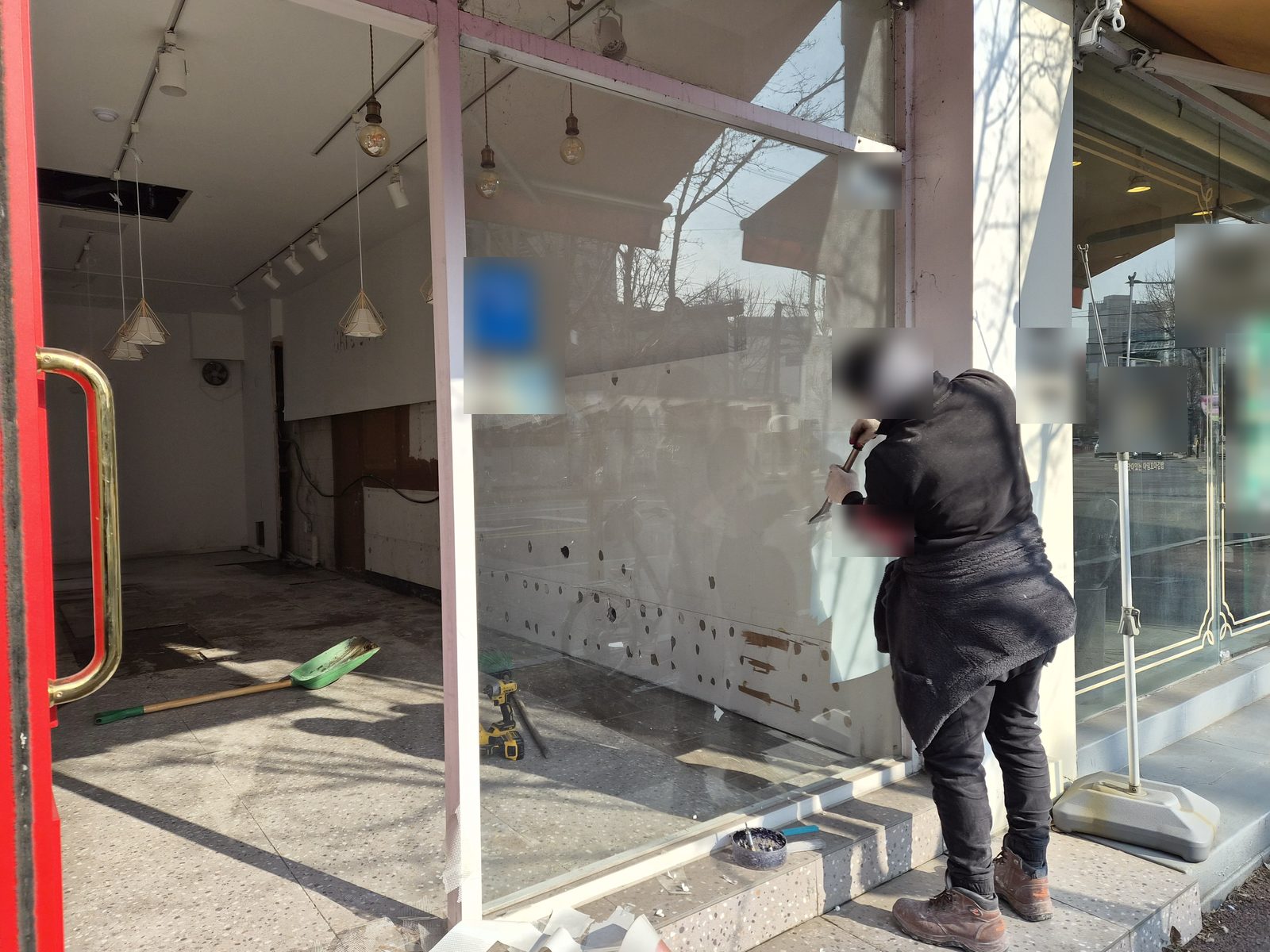 수원시 원천동 카페 폐업 철거 · 카페 유리면 시트지를 긁어 내는 작업