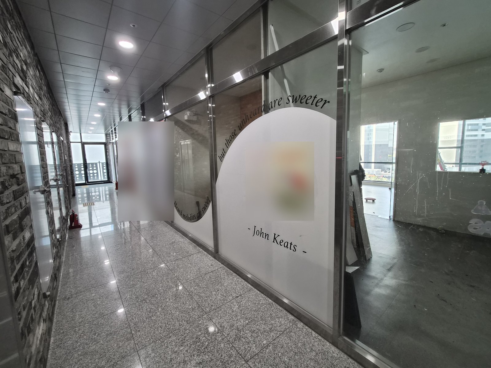 화성시 산척동 피아노학원 폐업 철거 · 철거 전 학원 앞 복도와 유리 외벽