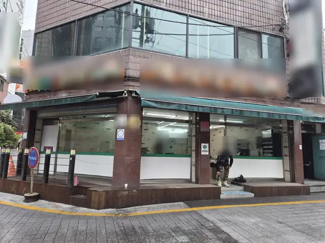 수원역 인근 마트 철거 전 모퉁이 건물 외관