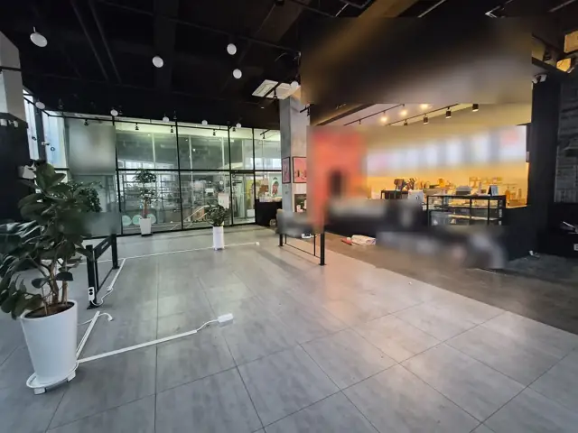 남양주 호평동 카페 철거 전 내부 카운터와 타일 바닥