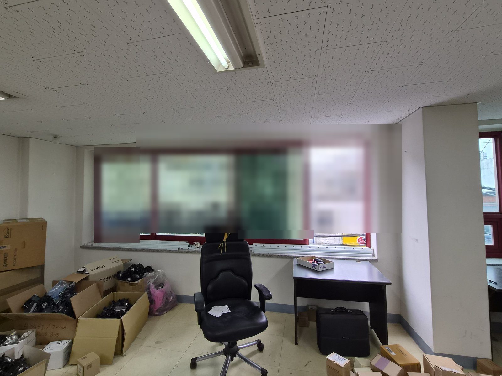 서울 용산구 사무실 철거 전 창가 의자와 박스