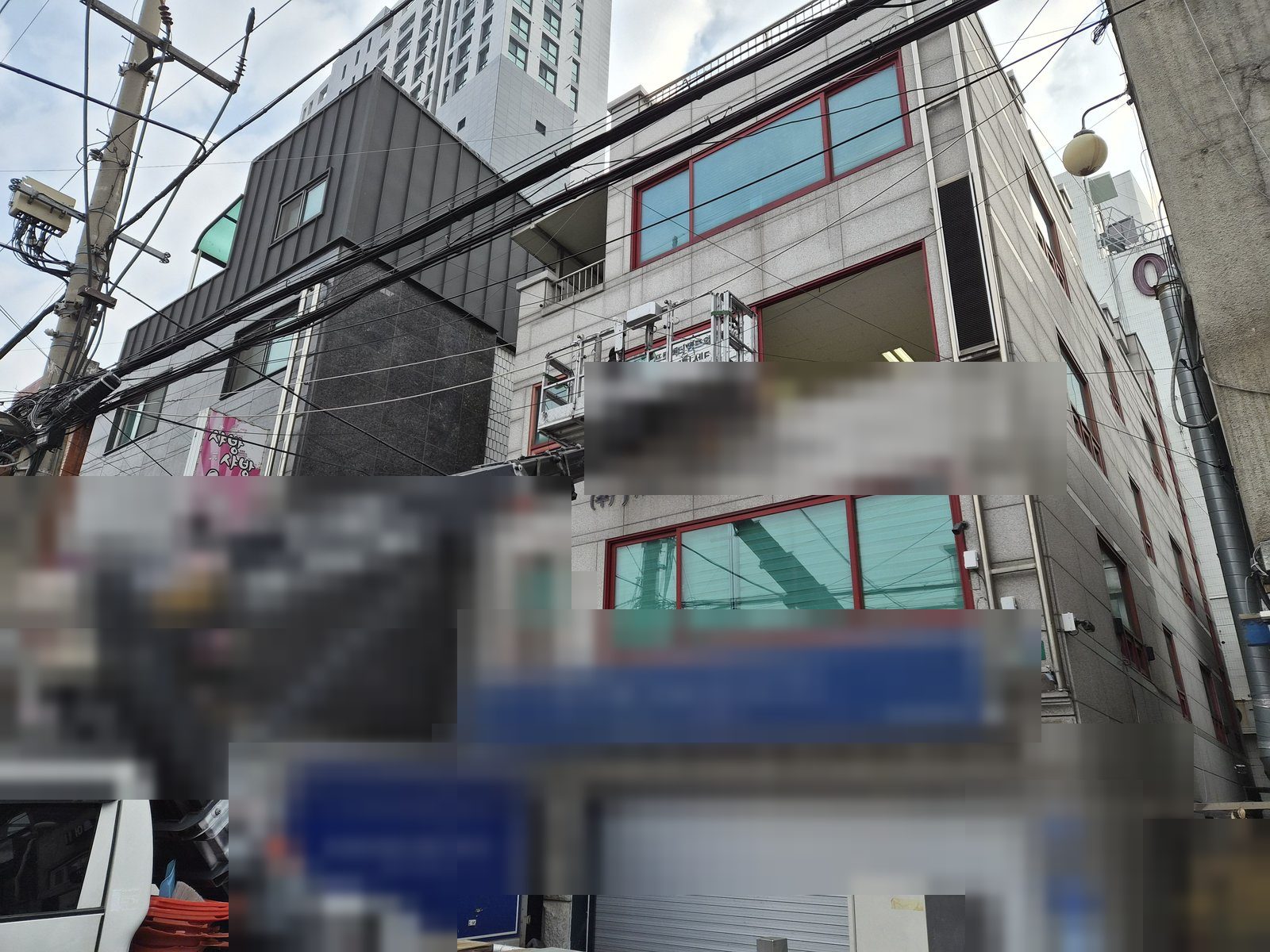 서울 용산구 사무실 2층 창에 스카이 장비를 댄 철거 작업