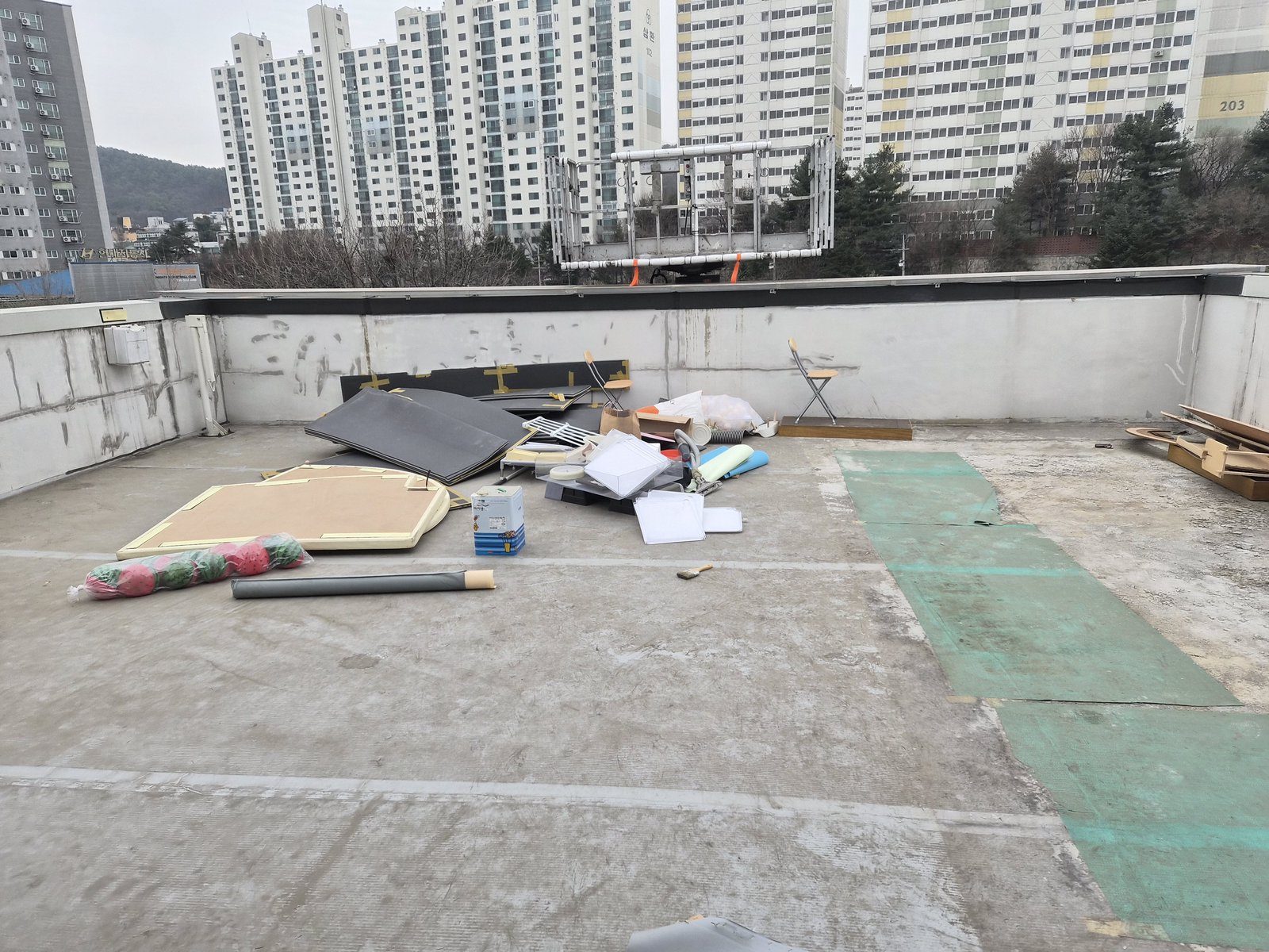 용인시 김량장동 애견유치원 폐업 철거 · 애견유치원 테라스 인조잔디를 걷어 낸 바닥과 모아 둔 자재