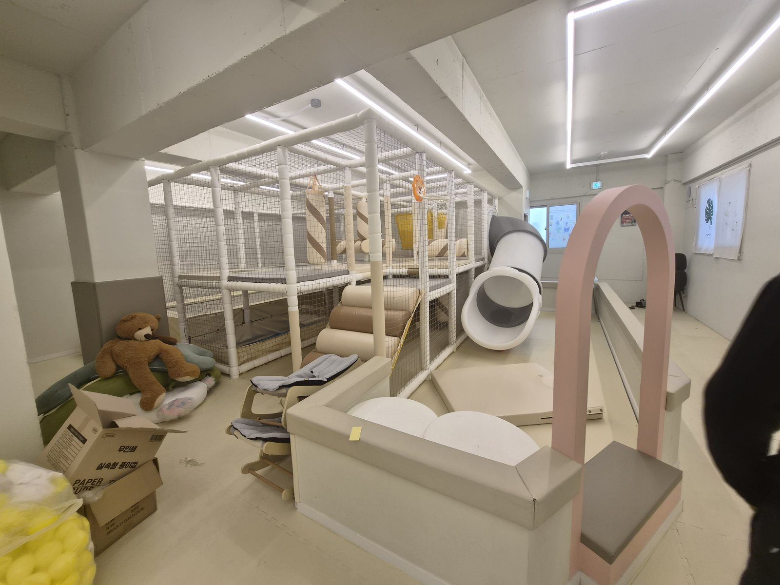 아산 키즈카페 철거 전 놀이 구조물과 아치 장식
