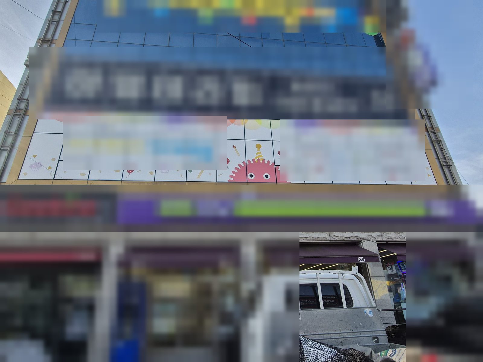 아산 키즈카페 철거 전 건물 외벽 유리에 붙은 키즈룸 시트지