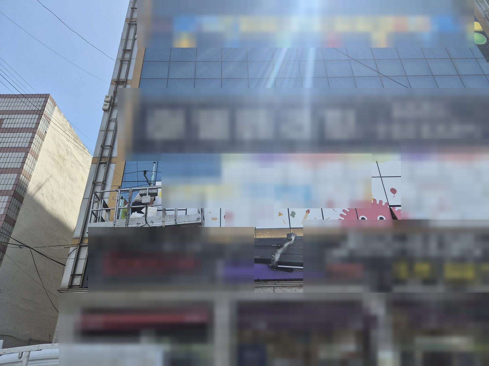 키즈카페 원상복구 철거 · 아산 키즈카페 건물 외벽 시트지 높이에 스카이 장비를 댄 모습