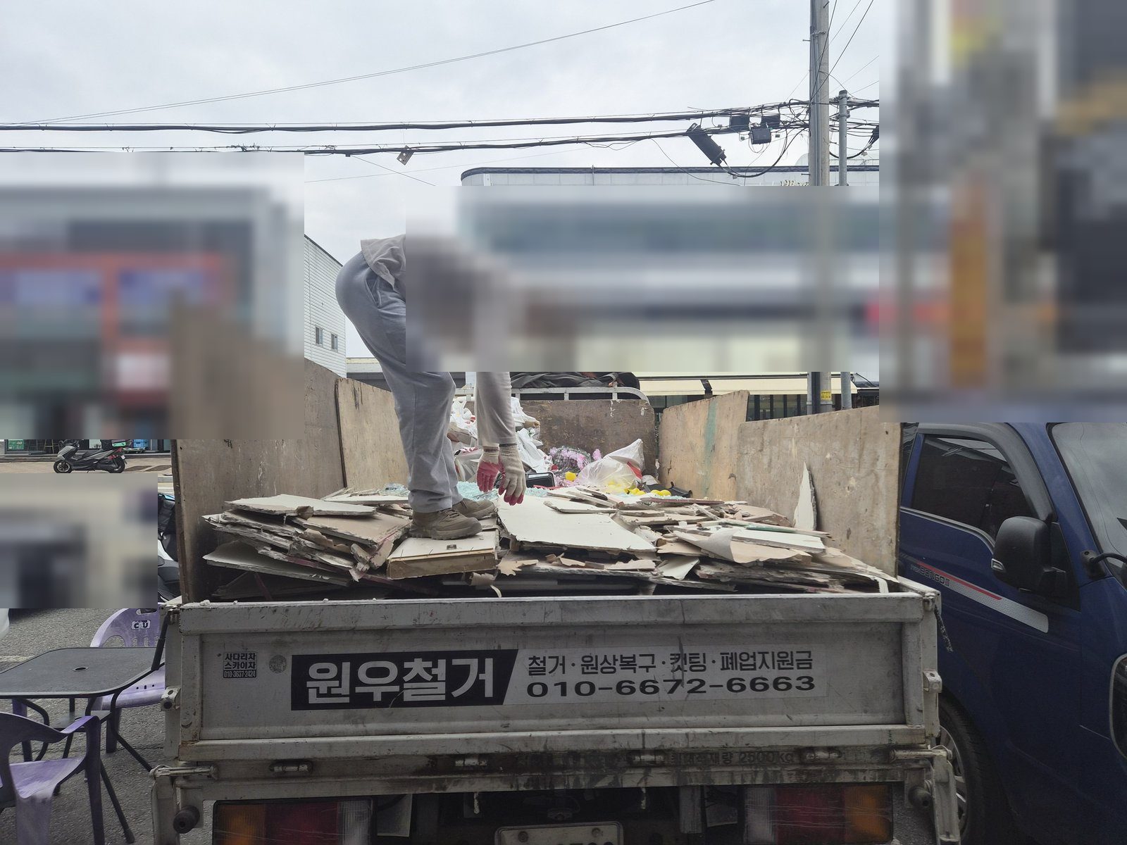 아산 키즈카페 철거 폐기물을 원우철거 차량에 싣는 작업