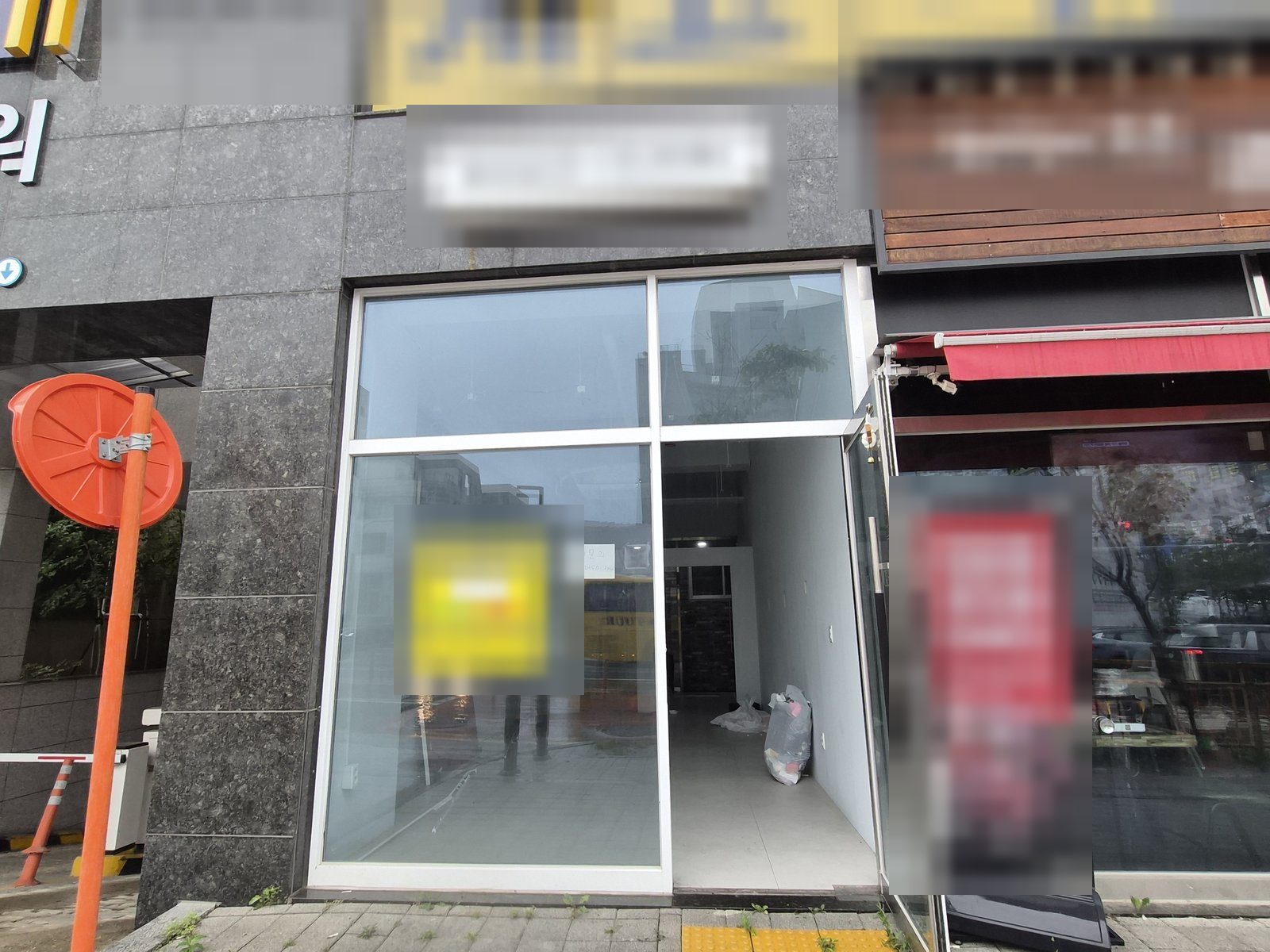 미용실 폐업 철거 · 동탄 산척동 미용실 작업 당일 아침, 간판이 남아 있는 매장 앞