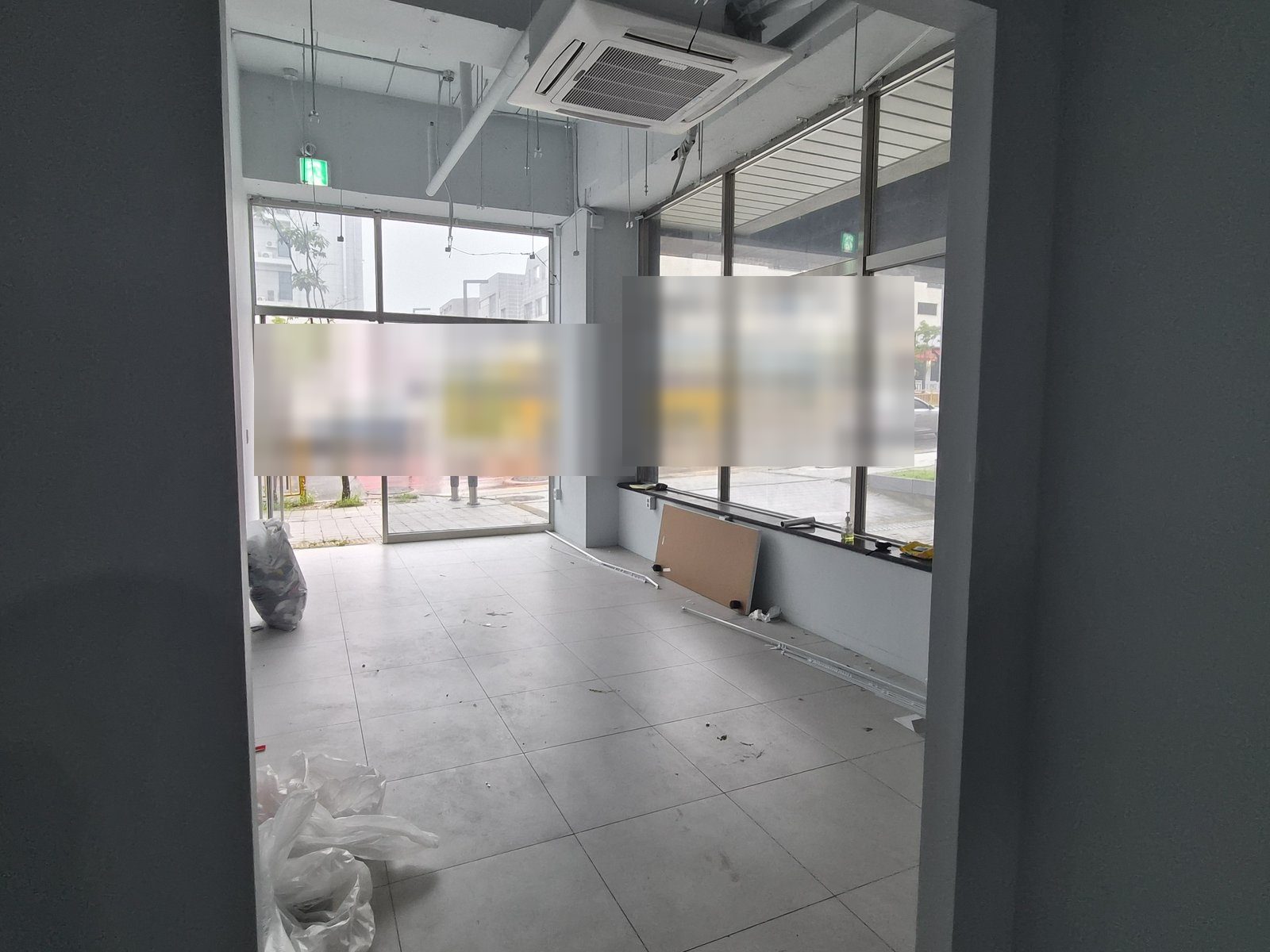 동탄 산척동 미용실 철거 전 타일 바닥과 출입구 쪽 유리창