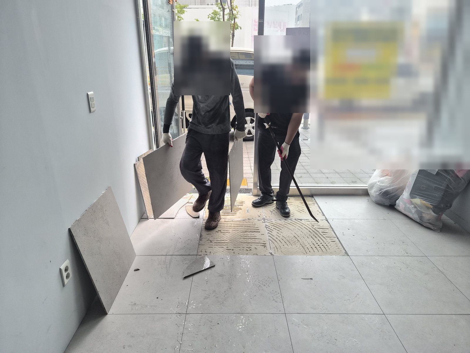 화성시 산척동 미용실 폐업 철거 · 미용실 출입구 쪽 바닥 타일을 떼어 내는 작업