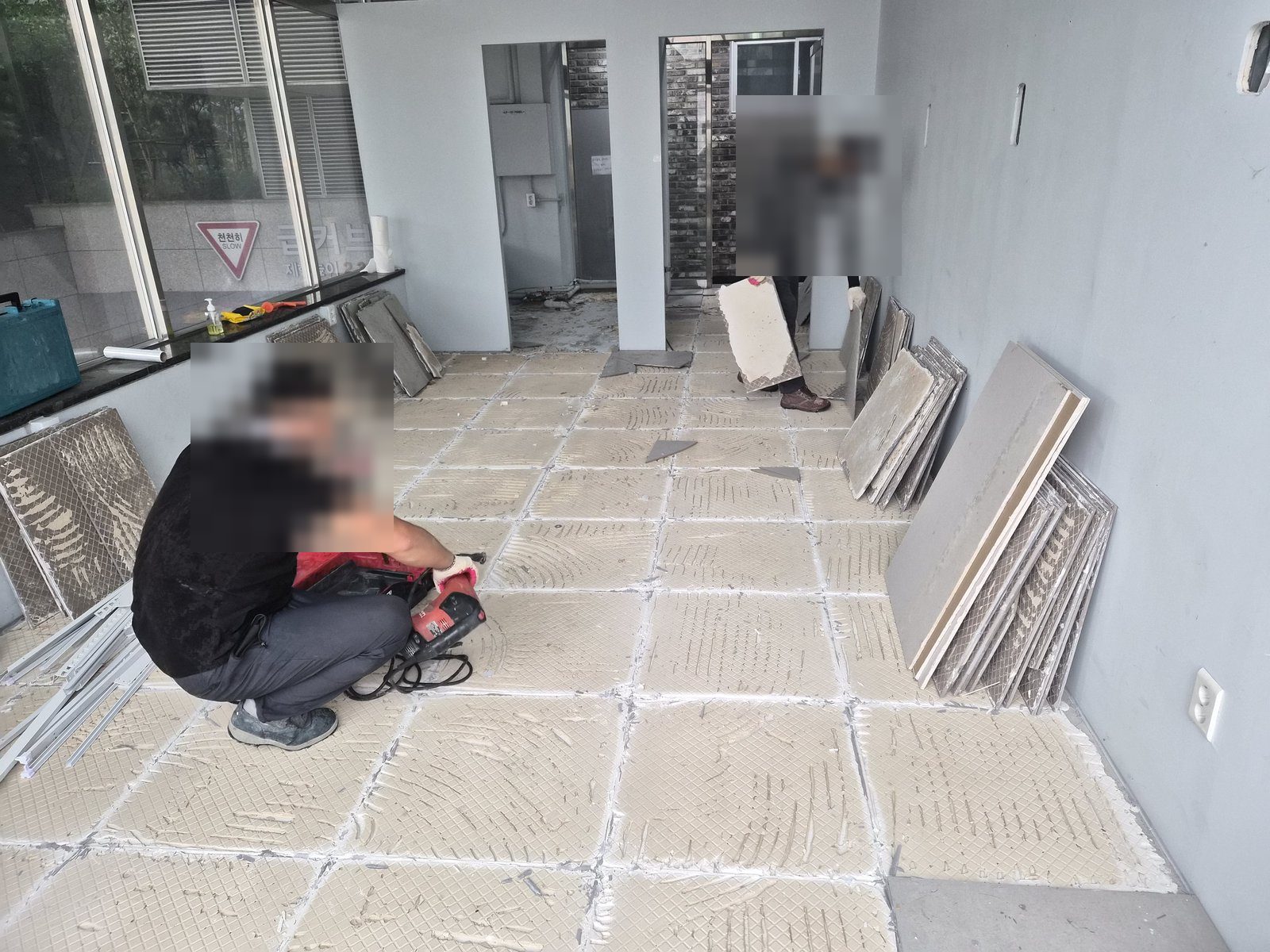 화성시 산척동 미용실 폐업 철거 · 미용실 바닥 타일을 장비로 떼어 내는 작업