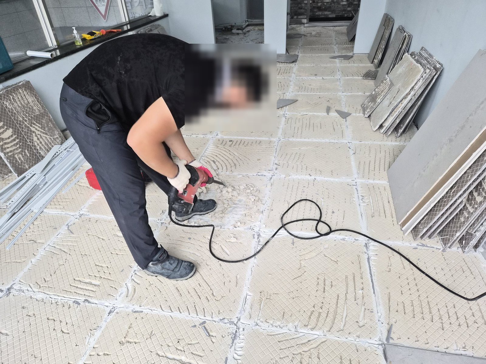 화성시 산척동 미용실 폐업 철거 · 미용실 바닥에 남은 타일 접착 자재를 장비로 걷어 내는 작업