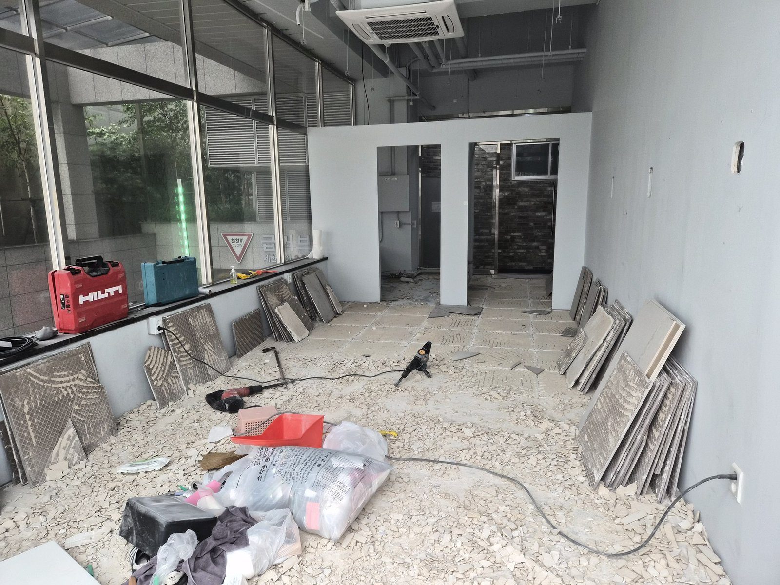화성시 산척동 미용실 바닥 타일 철거 후 남은 접착 자재와 떼어 낸 타일