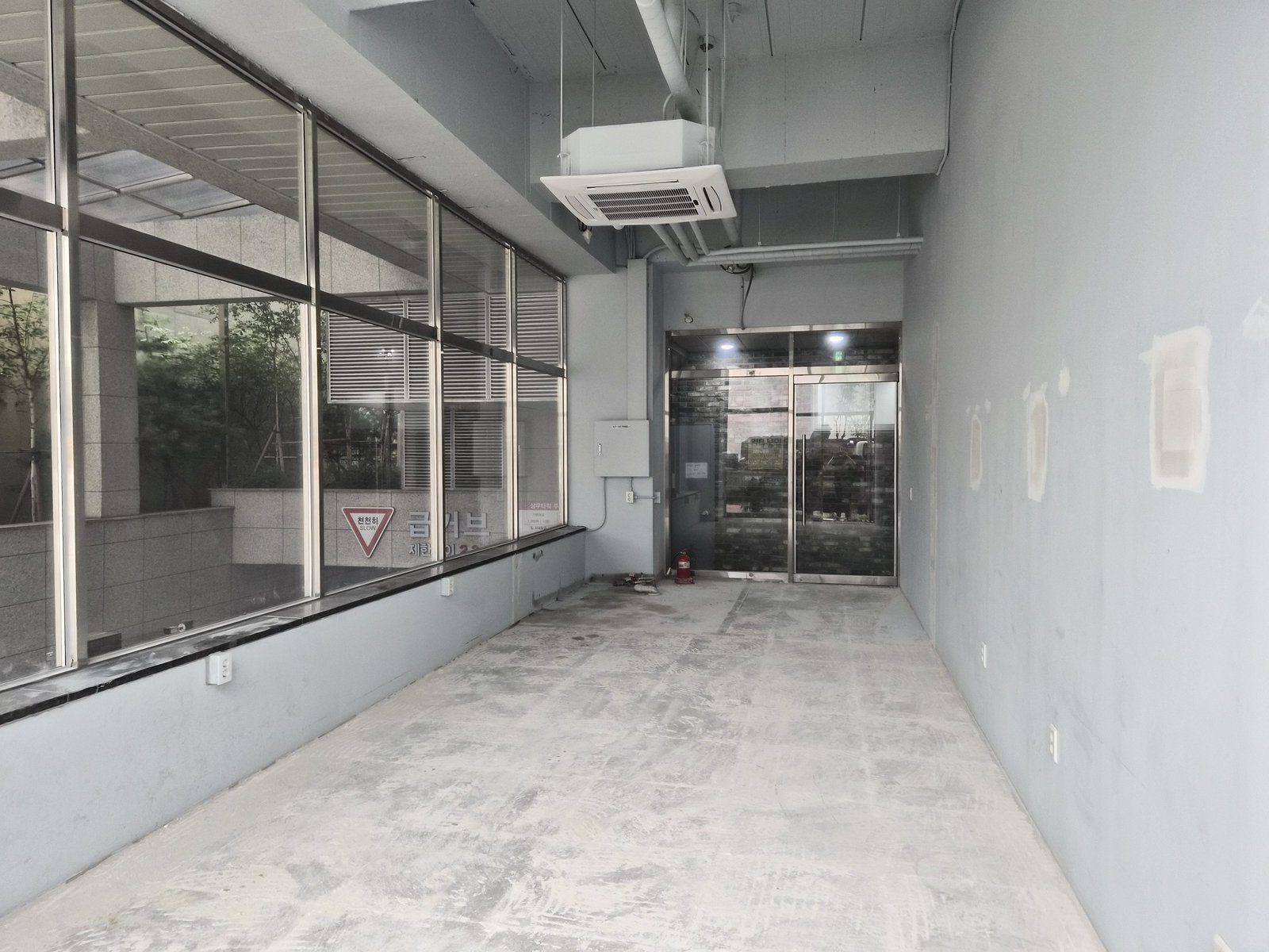 동탄 산척동 미용실 가벽·바닥 철거 후 비워진 내부